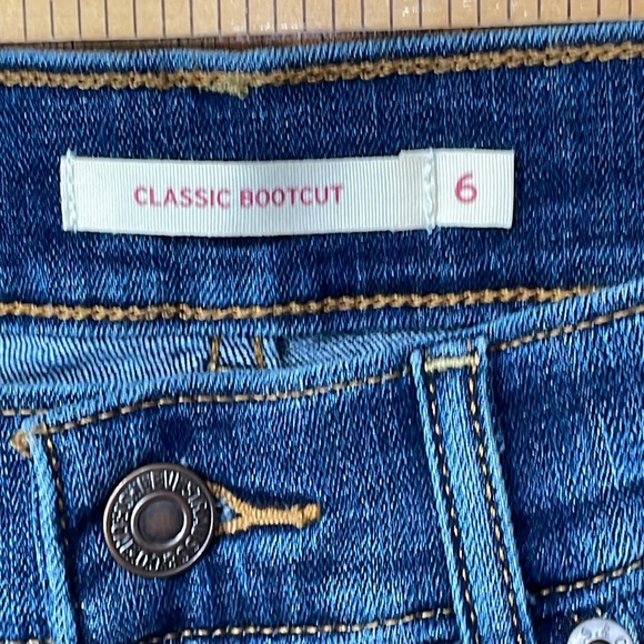 Levi’s Woman’s NWT Classic Bootcut Size 6 Short W28 L30 - Picture 8 of 13